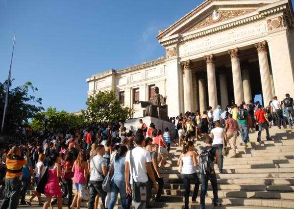 Estudiantes universitarios cubanos