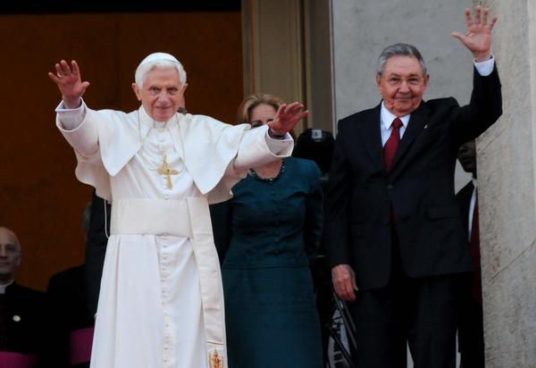 Benedicto XVI y Raúl Castro saludo 4