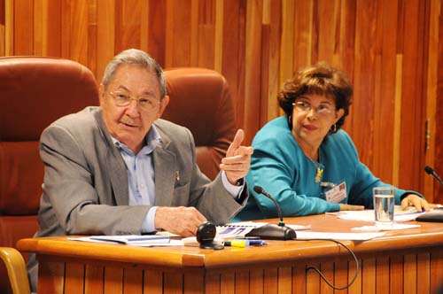 Raúl durante el consejo de ministros