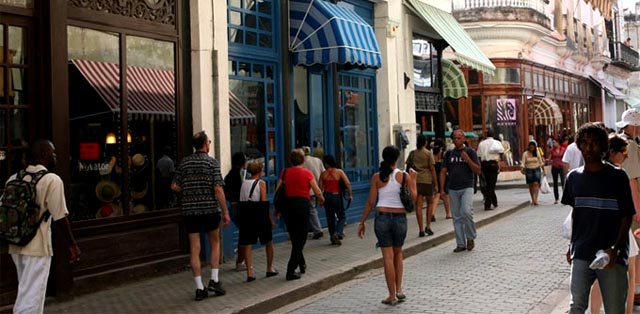 Personas caminando por la calle Obispo