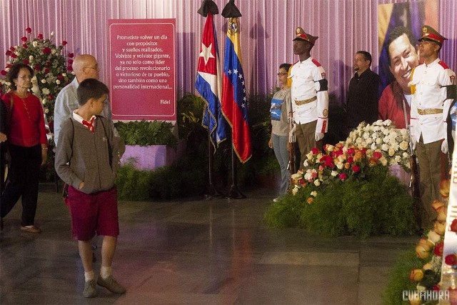 Cubanos en la Plaza por Chávez 09