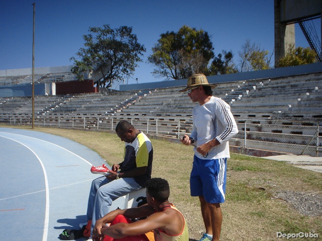 Gabino Arzola supervisando entrenamiento