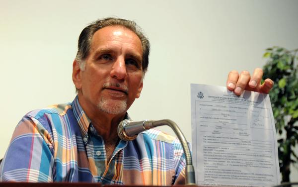 René muestra el certificado de su pérdida de la ciudadanía norteamericana