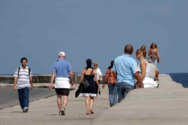 Personas en el Malecón