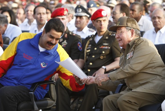 Raúl y Maduro en Santiago