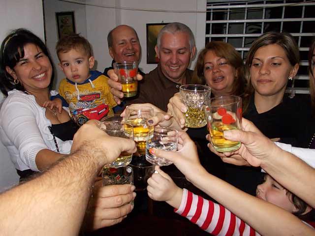 DDHH-Cuba. Familia cubana brindando por fin de año. 