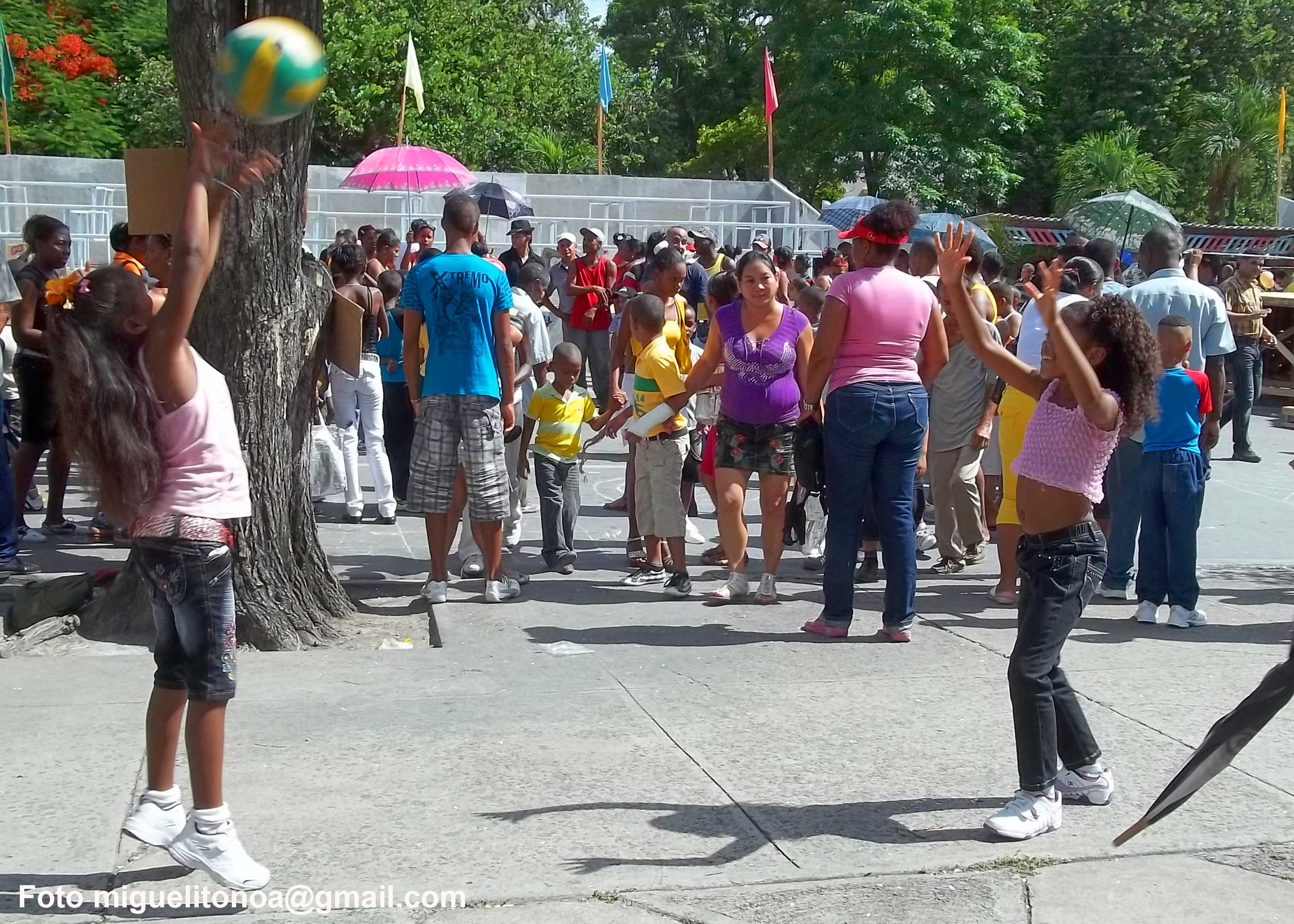 DDHH-Cuba.Niños jugando pelota. Miguel Noa