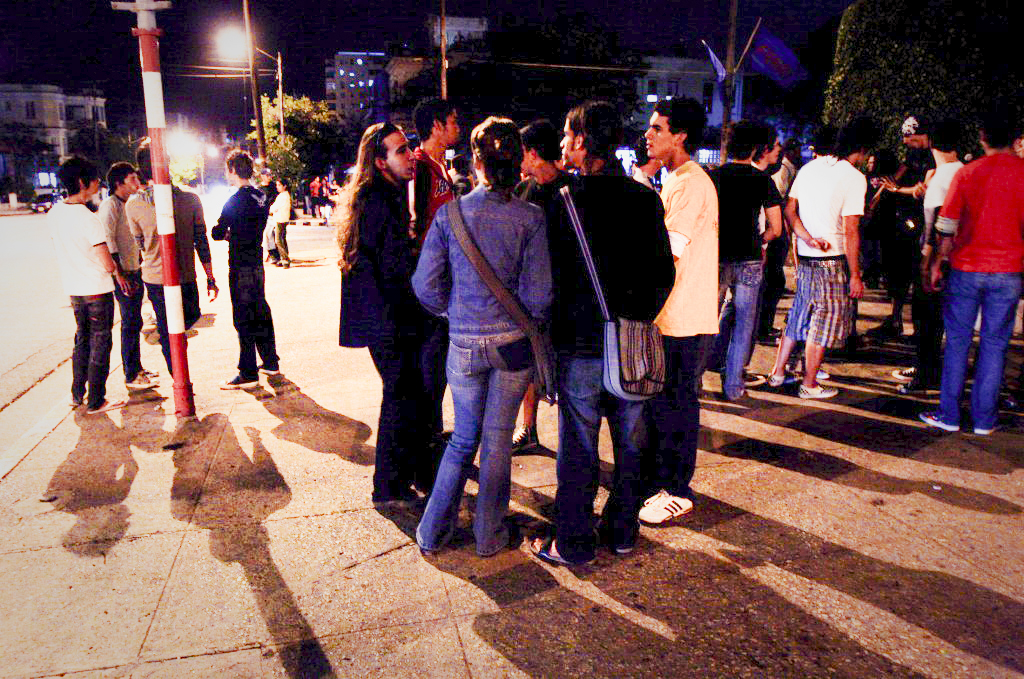 DDHH-Cuba. Jóvenes reunidos en el parque G del Vedado capitalino.