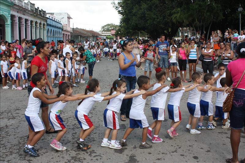 Niños ríen abril