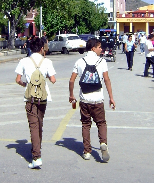 mal uso del uniforme escolar