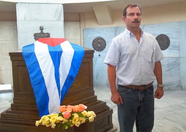 Fernando González en el Cementerio Santa Ifigenia