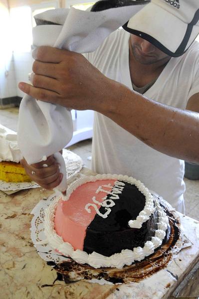 Confección de un cake con diseño especial, alegórico al 26 de Julio
