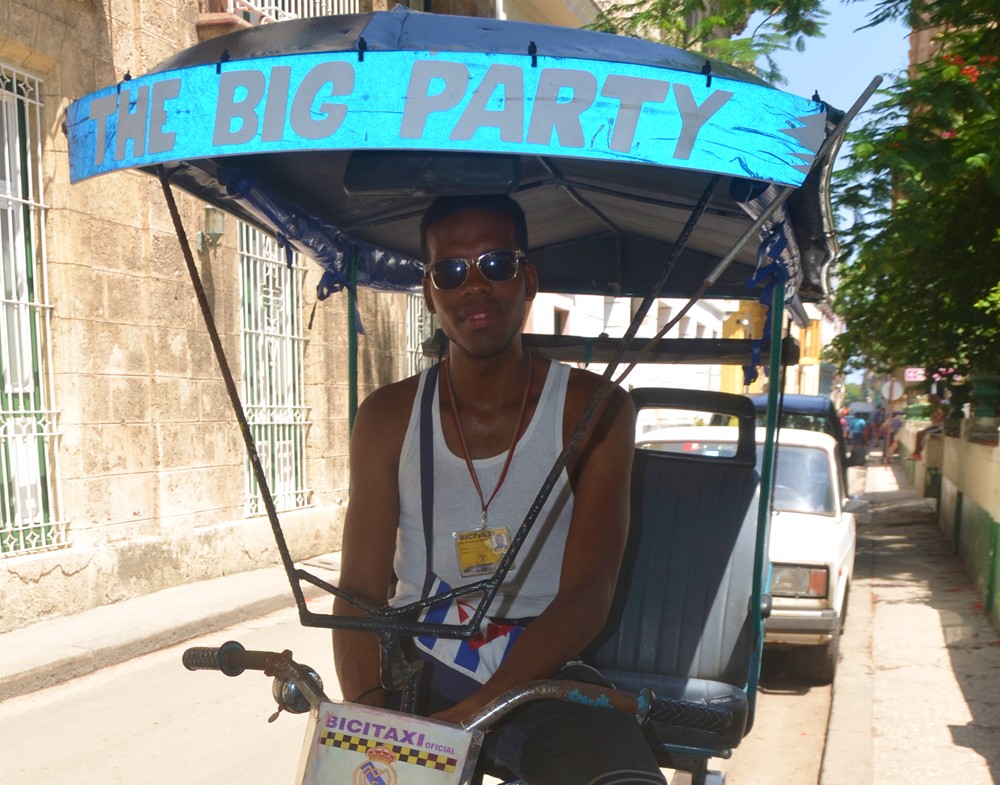 Alexander en su bicitaxi, muy cerca de la calle Obispo.