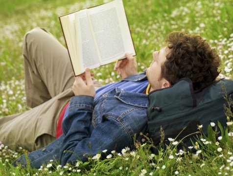 Hombre leyendo