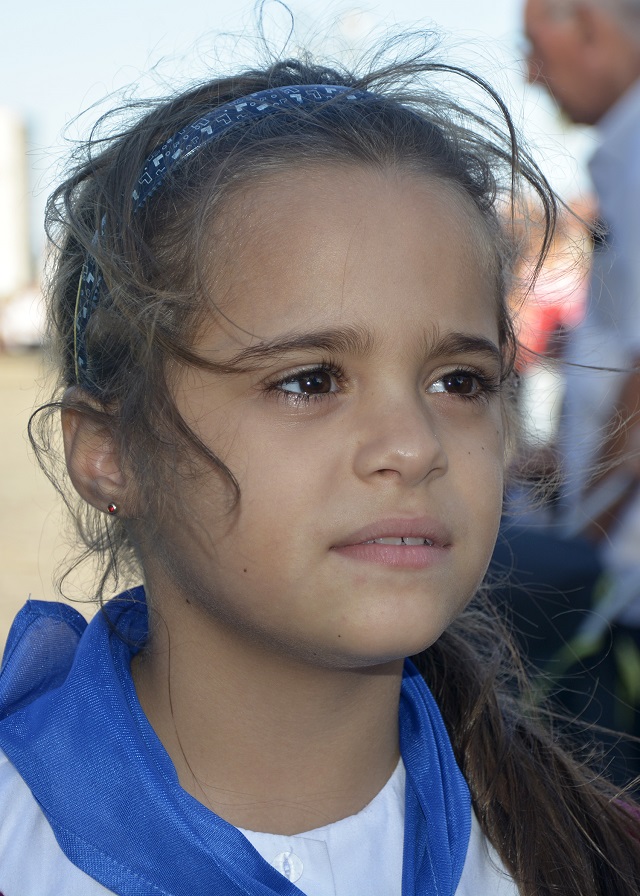 Niños en la plaza-homenaje a fidel1