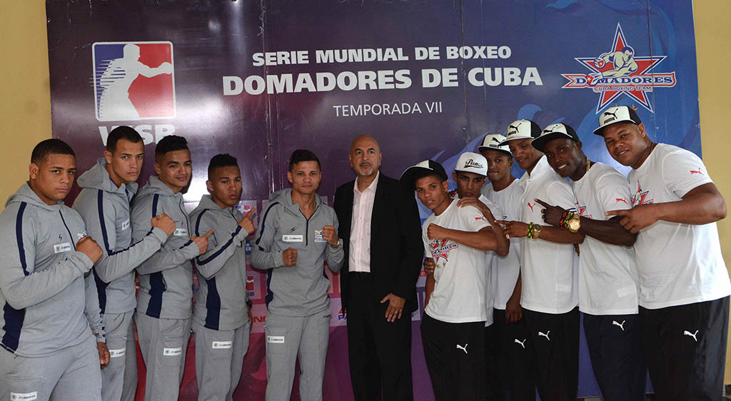 Equipo Domadores de Cuba (D), y Los Heroicos de Colombia (I)