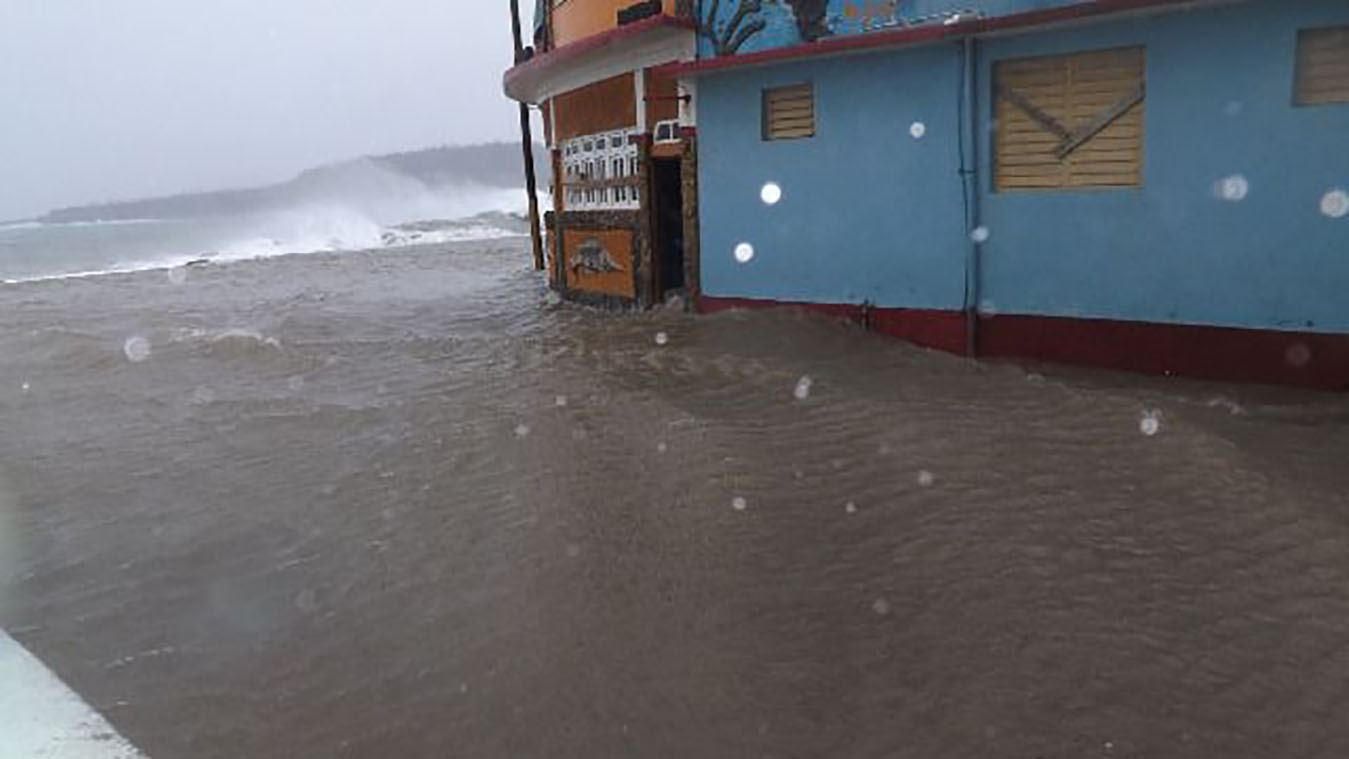 Penetraciones del mar en el malecón de Baracoa, ocasionadas por el acercamiento del huracán Irma a la costa norte oriental de Cuba. Guantánamo, el 8 de septiembre de 2017.