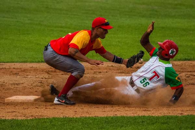 Equipo de béisbol las tunas vs matanzas