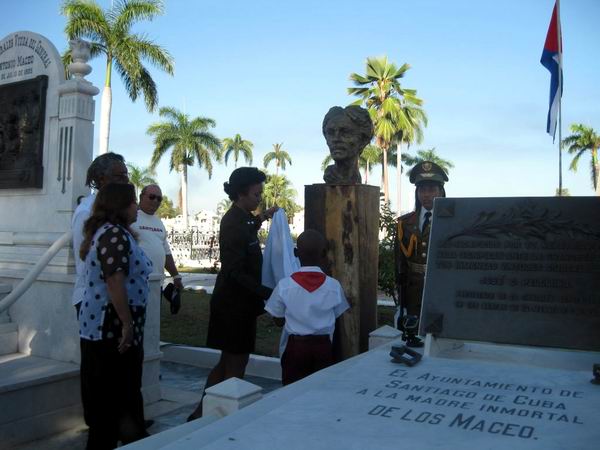 Busto en bronce de Mariana Grajales –obra del escultor José Lescay