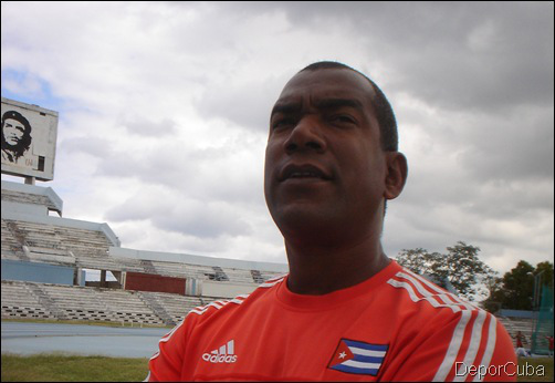 Alexander Navas-entrenador-salto con garrocha femenino