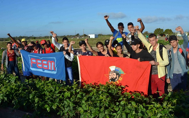 Jóvenes junto al pueblo camagüeyano.