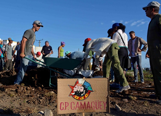 Jóvenes junto al pueblo camagüeyano.