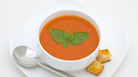 Crema fría de tomate pimientos y albahaca