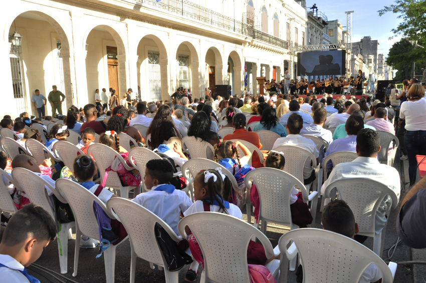 Los niños disfrutan de la inauguración.