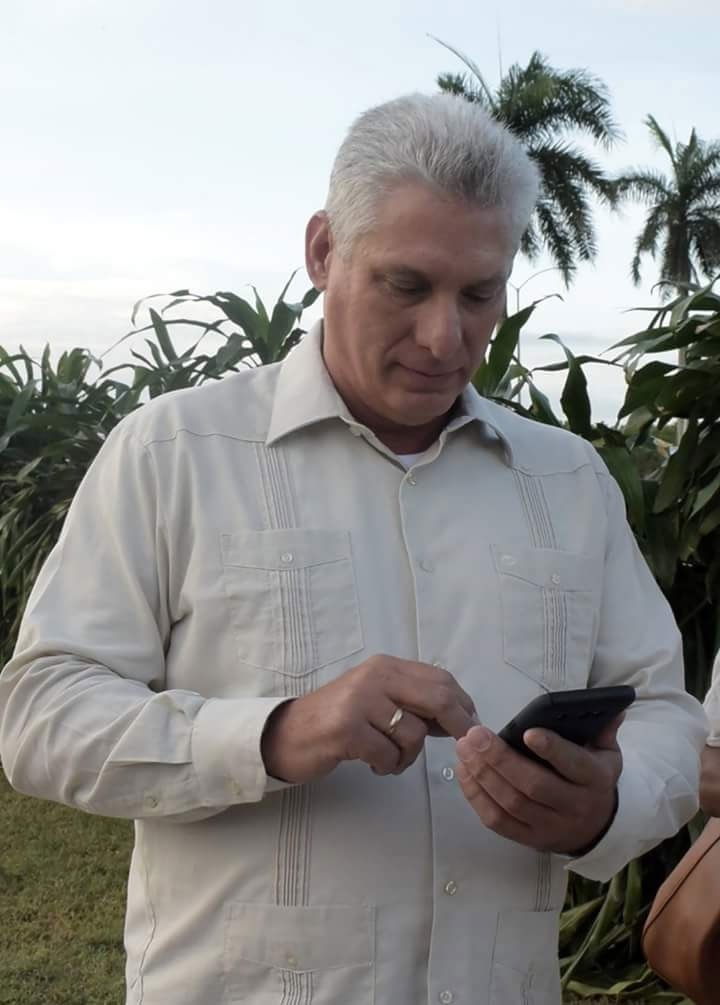 Díaz-Canel Tuiteando
