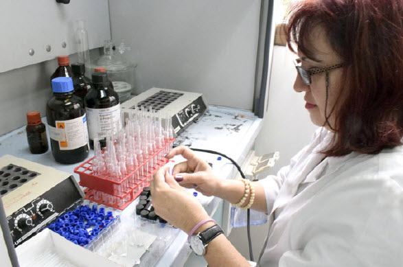 Especialista del Laboratorio Antidoping de Cuba