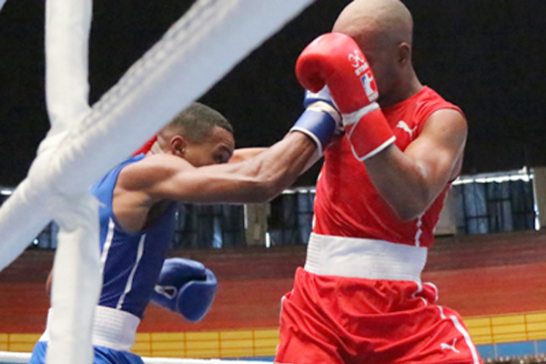 Kevin-Brown-vs-Julio-César-La-Cruz-Gala de Campeones