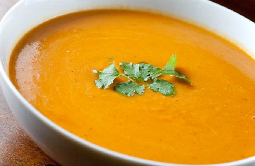 Sopa cremosa de calabaza al curry 