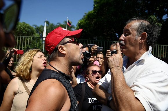 Partidarios de Guaidó-embajada de Venezuela en Brasilia