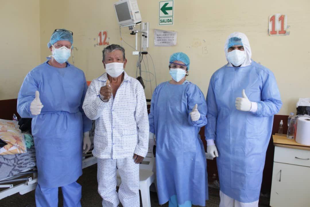 Medicos y paciente cubano en Peru