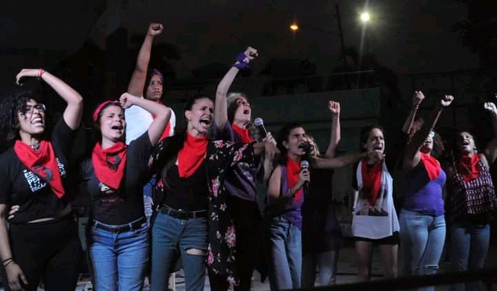 Pañuelos rojos-mujeres