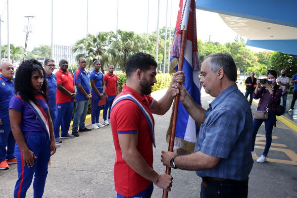 abanderamiento de delegación cubana de lucha