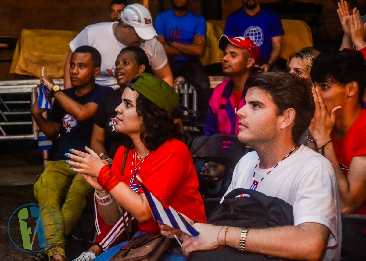 En el Vedado el público disfrutando del Clásico de Béisbol Cuba vs Estados Unidos