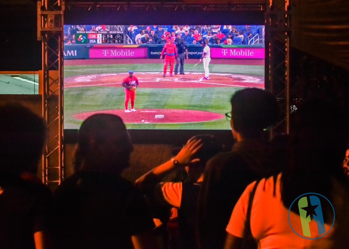 En el Vedado el público disfrutando del Clásico de Béisbol Cuba vs Estados Unidos