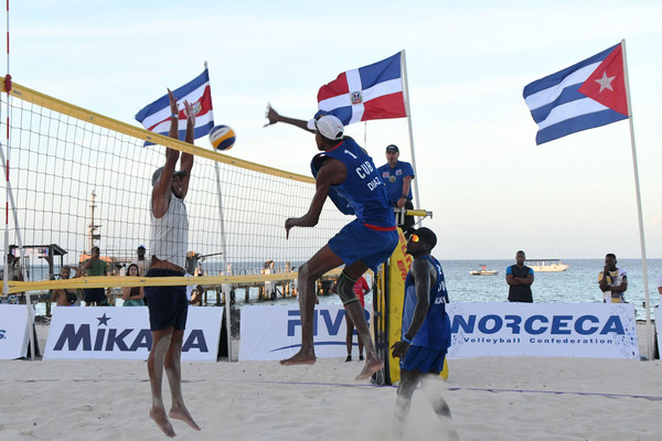 Pareja cubana de voleibol de playa 