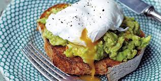 Tostada con aguacate y huevo