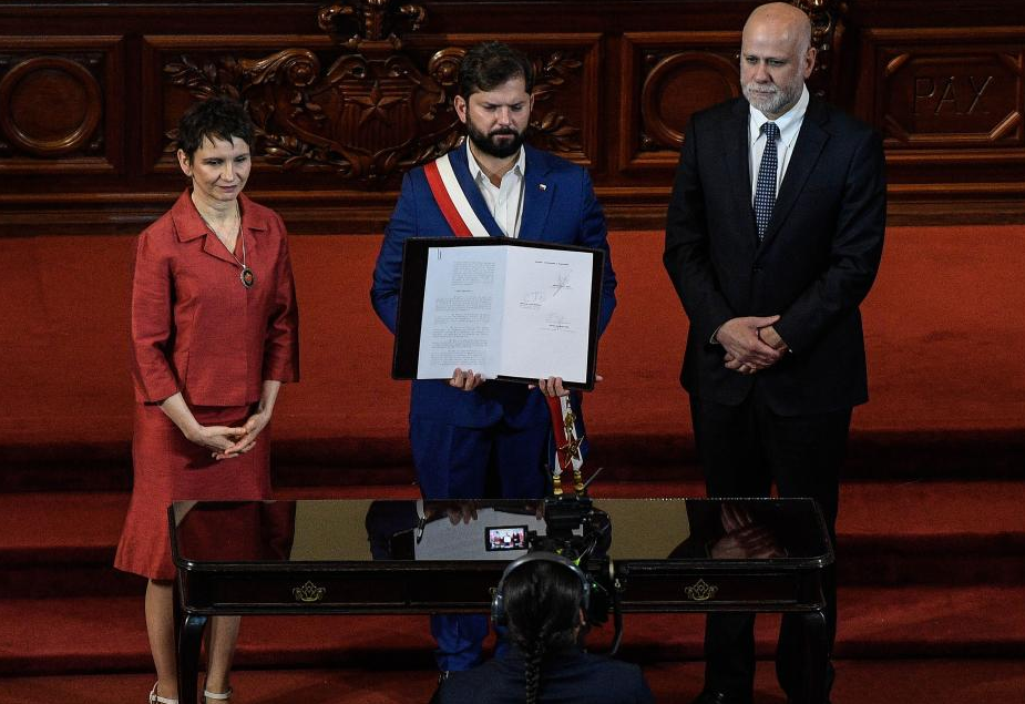 El presidente chileno Gabriel Boric recibe el proyecto de la nueva Constitución