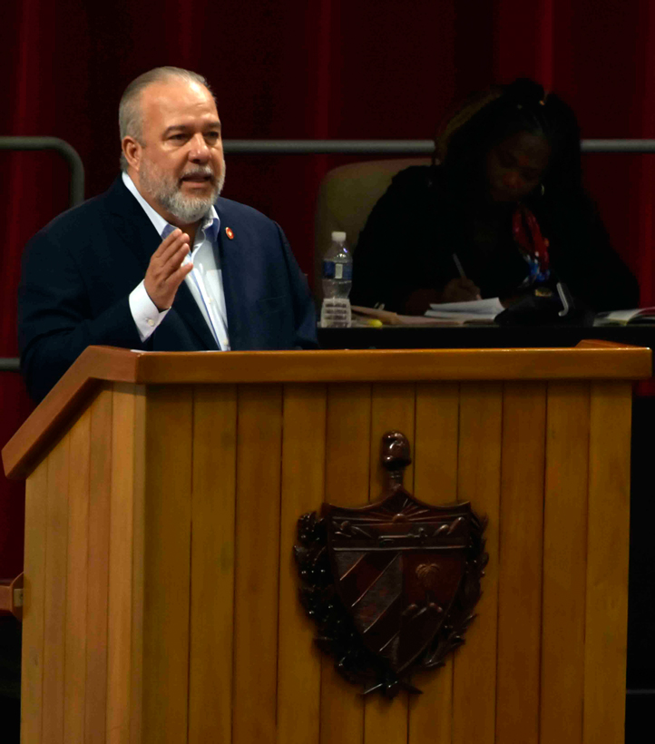 El primer ministro Manuel Marrero Cruz en el plenario del Parlamento 