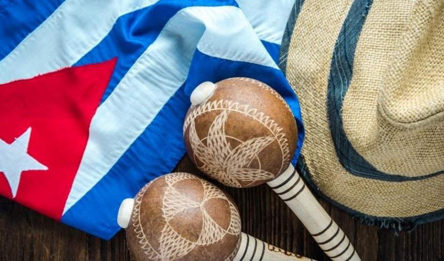 En la cultura la bandera cubana, las maracas y el sombrero de guano