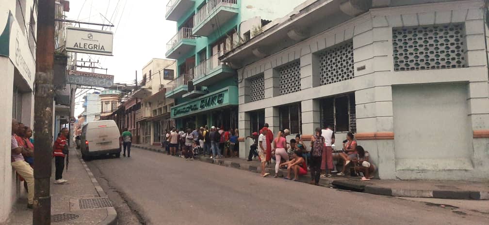 Esta tarde en Santiago de Cuba ha cesado la lluvia y en la emisora provincial CMKC se cargan equipos de la población