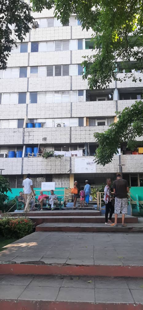 Vecinos de los 18  plantas de la avenida Victoriano  Garzón frente a los edificios después del segundo evento sísmico