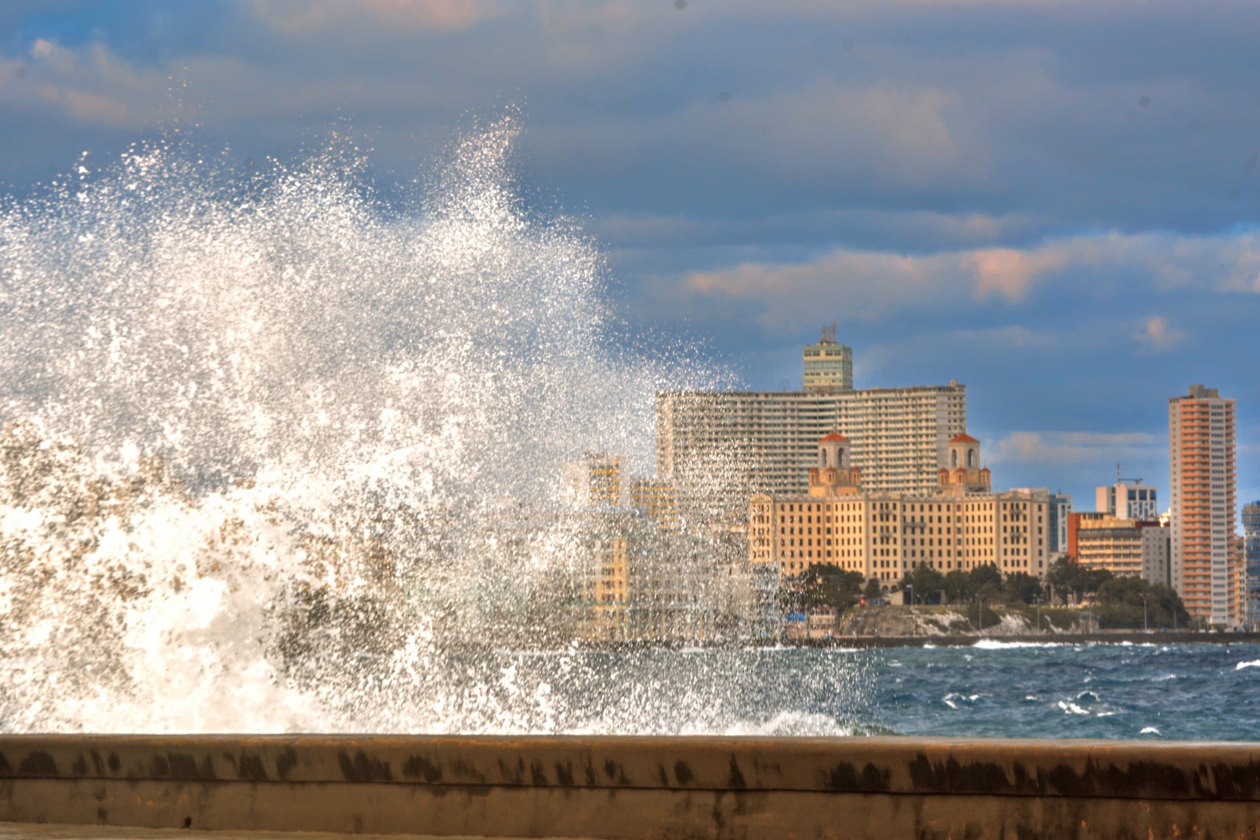 Inundaciones en el malecón habanero este viernes