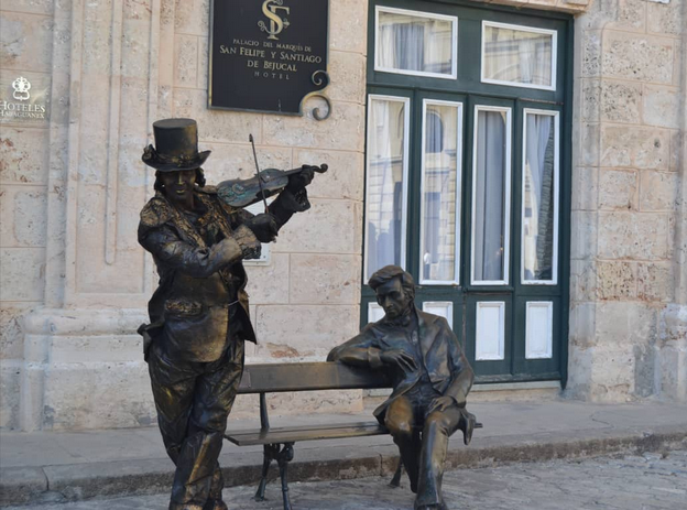 Una persona recrea una estatua en el Centro Histórico de la ciudad. Foto: Jessica Sosa/ Cubahora