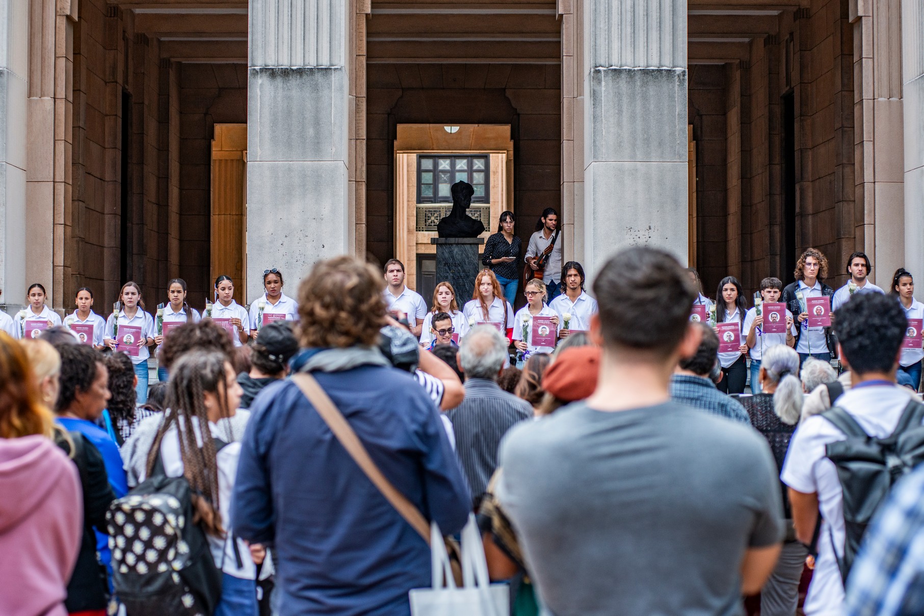 El Alma Mater extiende sus brazos esta vez para denunciar la barbarie