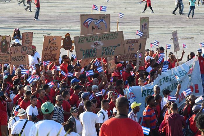 Desfile por el primero de mayo en Santiago de Cuba
