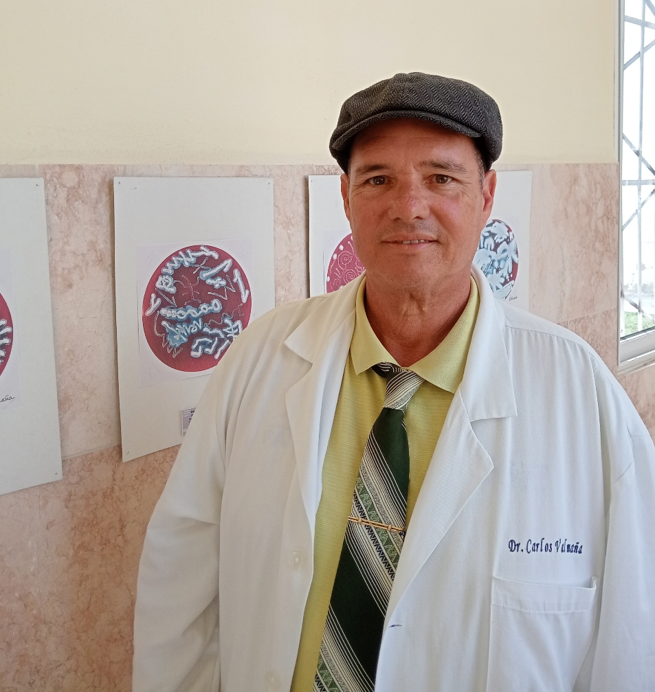 El Dr. Carlos posando junto a sus obras